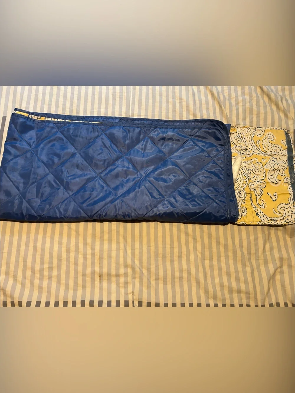 Eddie Bauer Quilted Blue  picnic or beach blanket  Cover